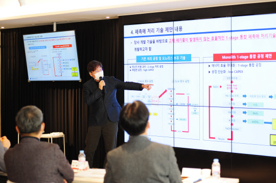 사진은 지난 2일 SK건설 관훈동 본사에서 공모전 참가자가 심사위원들을 대상으로 프레젠테이션을 진행하는 모습. <SK건설 제공>